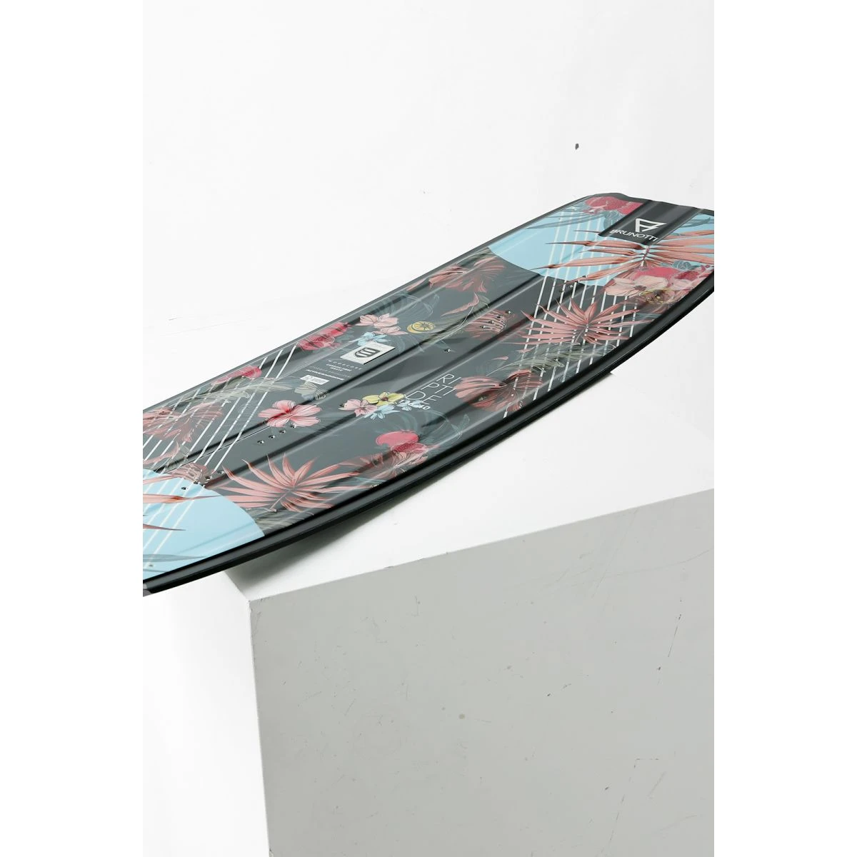 Brunotti Riptide Blossom Twintip Kiteboard M G10 Finner - Dame 2 Brunotti Riptide Blossom Twintip Kiteboard M G10 Finner - Dame - Billede 2