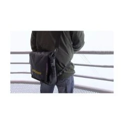 Overboard Vandtæt Messenger Bag -CRESSI SHOP ob1092blk pro light messenger lifestyle 2